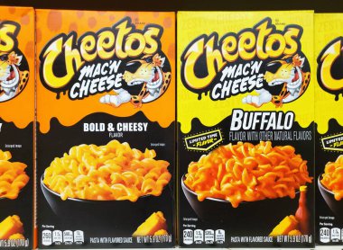 New Castle, Delaware, ABD - 12 Temmuz 2025 - İki kutu Cheetos Mac ve Cheese, Kalın ve Peynirli, ve Buffalo aromalı