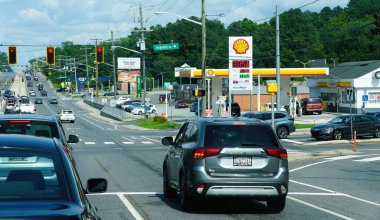 New Castle, Delaware, ABD - 12 Temmuz 2025 - Yoğun trafik, Shell benzin istasyonu ve bakkallar Appleby Yolu kavşağında görülebiliyor
