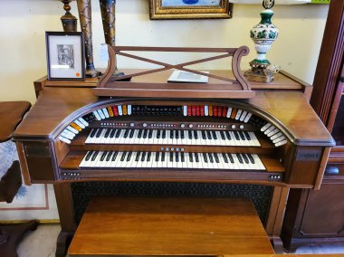 Rehoboth Beach, Delaware, ABD - 12 Temmuz 2025 Etkileyici anahtar ve kontrolleri ile Cinema II Baldwin orgu.