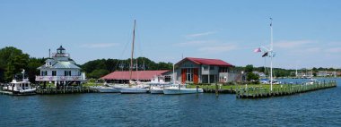 St Michaels, Maryland, ABD - 29 Haziran 2025 Chesapeake Körfezi Denizcilik Müzesi ve körfez kenarındaki tarihi deniz fenerinin panoramik manzarası