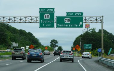 Pennsylvania, ABD - 19 Temmuz 2025 - 611 ve Scotrun yolundaki 298 no 'lu otoyol işaretleri ve Tannersville' deki 299 ve 715 no 'lu yollar