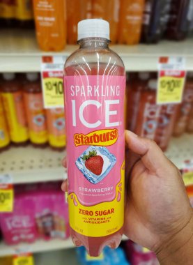 Wilmington, Delaware, ABD - 23 Temmuz 2025 Sıfır şeker, vitamin ve antioksidan içeren bir şişe Yıldız patlaması Buzlu Çilek.