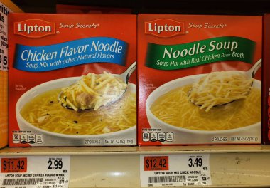 Wilmington, Delaware, ABD - 23 Temmuz 2025 - 2 kutu Lipton çorbası, Tavuk Lezzetli Erişte ve Erişte