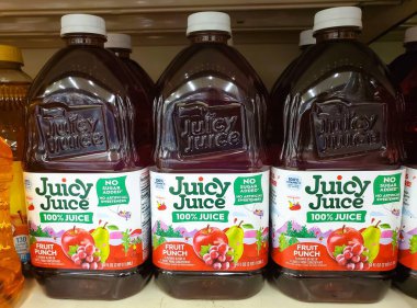 Wilmington, Delaware, ABD - 23 Temmuz 2025 - Meyve suyu meyveli punç etiketlerine yakın çekim, eklenen şeker ve yapay tatlandırıcıların altını çizmek.