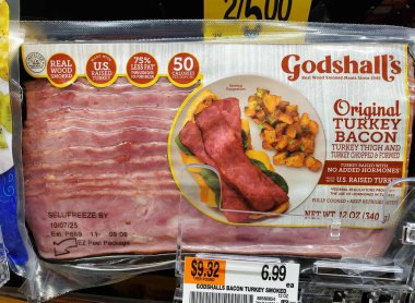 Wilmington, Delaware, ABD - 23 Temmuz 2025 - Gerçek ahşap tütsülenmiş domuz pastırması içeren bir paket.