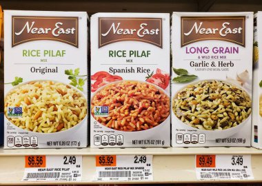 Wilmington, Delaware, ABD - 23 Temmuz 2025 - Yakın Doğu pirinç pilav karışımının her biri eşsiz bir lezzet profiline sahip üç çeşidi sergilenmektedir.