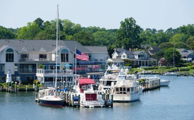 St Michaels, Maryland, ABD - 30 Haziran 2025 Limanın güzelliğini gösteren sakin bir liman sahnesi.