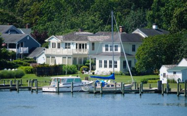 St. Michaels, Maryland, ABD - 30 Haziran 2025 Sıcak bir yaz günü limanlı liman evleri