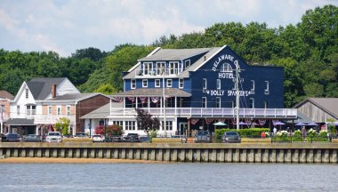 Delaware City, Delaware, ABD - 2 Ağustos 2025 Delaware Cafe Hotel ve Dolly Spanker 'ın restoranının mavi binası