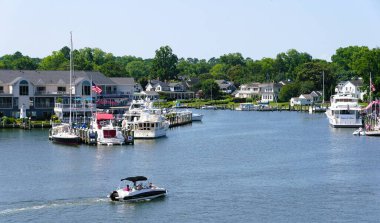 St Michaels, Maryland, ABD - 30 Haziran 2025 - Özel tekneler ve liman arazileri ile sakin bir liman sahnesi
