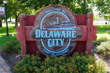 Delaware Şehri, Delaware, ABD - 2 Ağustos 2025 Delaware şehrine gelen hoş geldin tabelası yıpranmış ahşap bir levhaya boyanmış bir limanı gösteriyor..