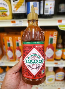 Wilmington, Delaware, ABD - 5 Ağustos 2025 - Bir şişe Tabasco Sriracha Sosu, markette satılmaya hazır.