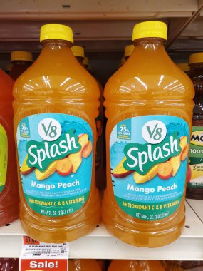 Wilmington, Delaware, ABD - 5 Ağustos 2025 - İki büyük şişe V8 Splash Mango Peach suyu, süpermarket rafında yan yana yerleştirilmiş.