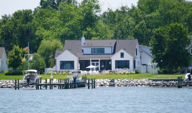 St Michaels, Maryland, ABD - 29 Haziran 2025 - Kaya kıyısında bir tekne iskelesi olan bir liman