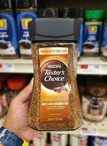 Wilmington, Delaware, ABD - 5 Ağustos 2025 - Nescafe Taster 's Choice French Roast kahvesi.