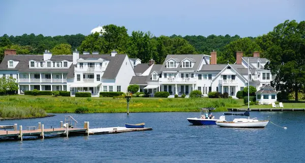 St. Michaels, Maryland, ABD - 30 Haziran 2025 Sıcak bir yaz gününde körfezde tekneli liman evleri