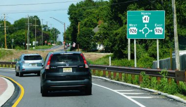 Avondale, Pennsylvania, ABD - 9 Ağustos 2025 Yeni kavşak 41. Yol, 926 Doğu ve Batı güzergahı yön işaretleriyle işaretlendi..