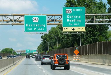 Pensilvanya, U.S.A - 9 Ağustos 2025 - 283 no 'lu otoyolda Harrisburg ve 222 no' lu karayollarında Ethe ve Reading çıkışlarında istikamet işaretleri var..