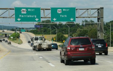 Pennsylvania, ABD - 9 Ağustos 2025 - 283 Batı 'ya Harrisburg' a ve 30 Batı 'ya York' a giden otoyolda trafik akışı