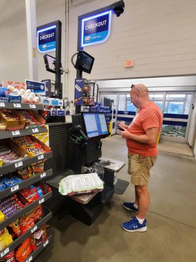 New Castle, Delaware, ABD - 10 Ağustos 2025 Lowe 's' da bir müşteri otomatik çıkış şeridini kullanıyordu.
