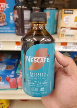 Wilmington, Delaware, ABD - 19 Ağustos 2025 - Bir şişe Nescafe Sweet Vanilla Espresso Vanilya aromalı konsantre olun