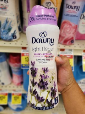 Wilmington, Delaware, ABD - 19 Ağustos 2025 - Beyaz Lavanta kokulu Downy Light Koku güçlendirici boncuklar