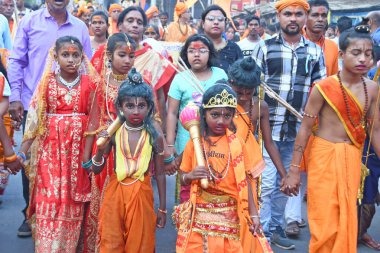 Burdwan Kasabası, Purba Bardhaman Bölgesi, Batı Bengal / Hindistan - 17 Nisan 2024: Takipçiler Burdwan 'daki Rama Navami' ye silahlı bir geçit töreni düzenledi.