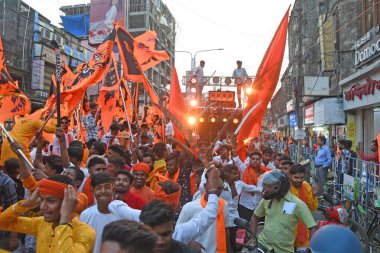 Burdwan Kasabası, Purba Bardhaman Bölgesi, Batı Bengal / Hindistan - 17 Nisan 2024: Takipçiler Burdwan 'daki Rama Navami' ye silahlı bir geçit töreni düzenledi.