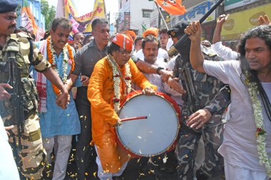 Burdwan Town, Purba Bardhaman, Batı Bengal / Hindistan - 18.04.2024: BJP 'nin Bardhaman Purba Lok Sabha seçmen adayına destek için Burdwan' da seçim alayı.