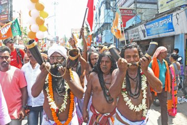 Burdwan Town, Purba Bardhaman, Batı Bengal / Hindistan - 18.04.2024: BJP 'nin Bardhaman Purba Lok Sabha seçmen adayına destek için Burdwan' da seçim alayı.