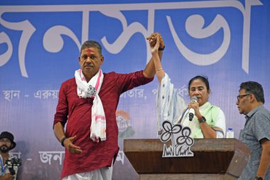Burdwan, Purba Bardhaman, Batı Bengal / Hindistan - 23.04.2024: Batı Bengal Genel Sekreteri Mamata Banerjee, Trinamool Kongresi (AITC) adayı Kirti Azad & Sharmila Sarkar 'ın yaklaşan Lok Sabha seçimlerindeki seçim mitingine katıldı