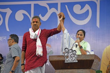 Burdwan, Purba Bardhaman, Batı Bengal / Hindistan - 23.04.2024: Batı Bengal Genel Sekreteri Mamata Banerjee, Trinamool Kongresi (AITC) adayı Kirti Azad & Sharmila Sarkar 'ın yaklaşan Lok Sabha seçimlerindeki seçim mitingine katıldı