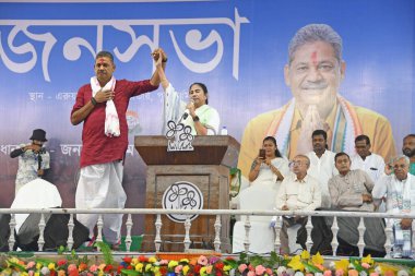 Burdwan, Purba Bardhaman, Batı Bengal / Hindistan - 23.04.2024: Batı Bengal Genel Sekreteri Mamata Banerjee, Trinamool Kongresi (AITC) adayı Kirti Azad & Sharmila Sarkar 'ın yaklaşan Lok Sabha seçimlerindeki seçim mitingine katıldı