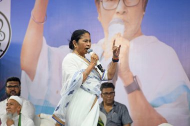 Burdwan, Purba Bardhaman, Batı Bengal / Hindistan - 23.04.2024: Batı Bengal Genel Sekreteri Mamata Banerjee, Trinamool Kongresi (AITC) adayı Kirti Azad & Sharmila Sarkar 'ın yaklaşan Lok Sabha seçimlerindeki seçim mitingine katıldı