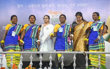 Burdwan, Purba Bardhaman, Batı Bengal / Hindistan - 23.04.2024: Batı Bengal Genel Sekreteri Mamata Banerjee, Trinamool Kongresi (AITC) adayı Kirti Azad & Sharmila Sarkar 'ın yaklaşan Lok Sabha seçimlerindeki seçim mitingine katıldı