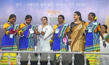 Burdwan, Purba Bardhaman, Batı Bengal / Hindistan - 23.04.2024: Batı Bengal Genel Sekreteri Mamata Banerjee, Trinamool Kongresi (AITC) adayı Kirti Azad & Sharmila Sarkar 'ın yaklaşan Lok Sabha seçimlerindeki seçim mitingine katıldı