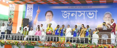 Burdwan, Purba Bardhaman, Batı Bengal / Hindistan - 23.04.2024: Batı Bengal Genel Sekreteri Mamata Banerjee, Trinamool Kongresi (AITC) adayı Kirti Azad & Sharmila Sarkar 'ın yaklaşan Lok Sabha seçimlerindeki seçim mitingine katıldı