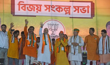 Burdwan, Purba Bardhaman İlçesi, Batı Bengal / Hindistan - 30.04.2024: Birlik İçişleri Bakanı Amit Şah, BJP 'nin Bardhaman Purba Lok Sabha seçmenleri adayı Asim Kumar Sarkar' ın seçim mitingine katıldı. Memari 'deki Rasulpur' da, Purba Bardhaman