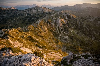 Güneşli, aydınlık dağ manzaralı muhteşem bir gün doğumu. Bogatin, Komna, Slovenya.