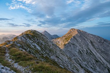 Güneşli, aydınlık dağ manzaralı muhteşem bir gün doğumu. Bogatin, Komna, Slovenya.