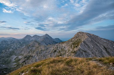 Güneşli, aydınlık dağ manzaralı muhteşem bir gün doğumu. Bogatin, Komna, Slovenya.