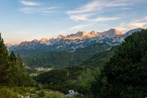 Spektakularny Wschód Słońca Oświetlonymi Słońcem Widokami Góry Bogatin Komna Słowenia — Zdjęcie stockowe