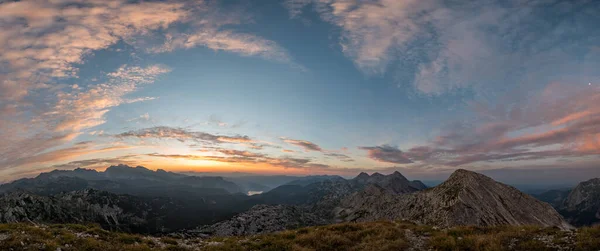 Matahari Terbit Yang Spektakuler Dengan Pemandangan Gunung Yang Diterangi Matahari — Stok Foto