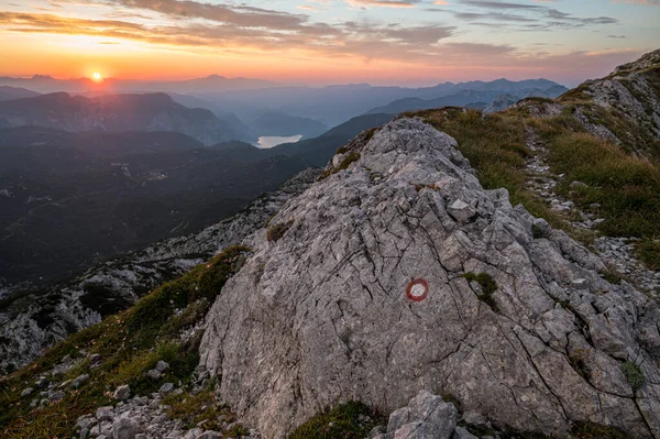Nádherný Východ Slunce Sluncem Osvětleným Výhledem Hory Bogatin Komna Slovinsko — Stock fotografie