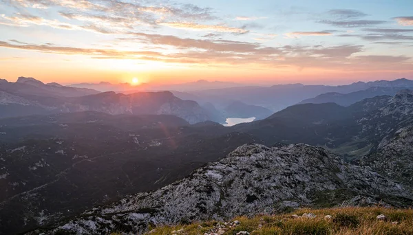 湖の上に昇る太陽と壮大な日の出山から見たように非難した スロベニアのコムナ — ストック写真