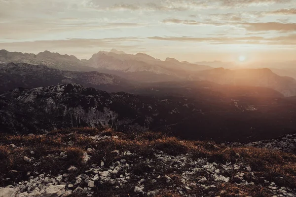 Güneşli Aydınlık Dağ Manzaralı Muhteşem Bir Gün Doğumu Bogatin Komna — Stok fotoğraf