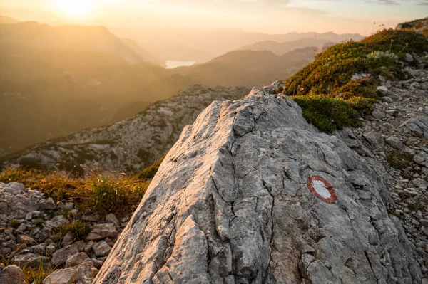 Spektakularny Wschód Słońca Oświetlonymi Słońcem Widokami Góry Bogatin Komna Słowenia — Zdjęcie stockowe
