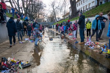 Ljubljana, Slovenya - 11 Mart 2023: Gregoro - Aziz George 'u kutlamak için eve mum taşıyan teknelerle yelken açmak - geleneksel bahar kutlaması.