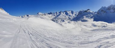 Kayak için hazır taze toz kar ile muhteşem kayak koşulları. Avusturya 'daki St.Arlberg kayak merkezi.