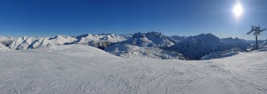 Kayak için hazır taze toz kar ile muhteşem kayak koşulları. Avusturya 'daki St.Arlberg kayak merkezi.